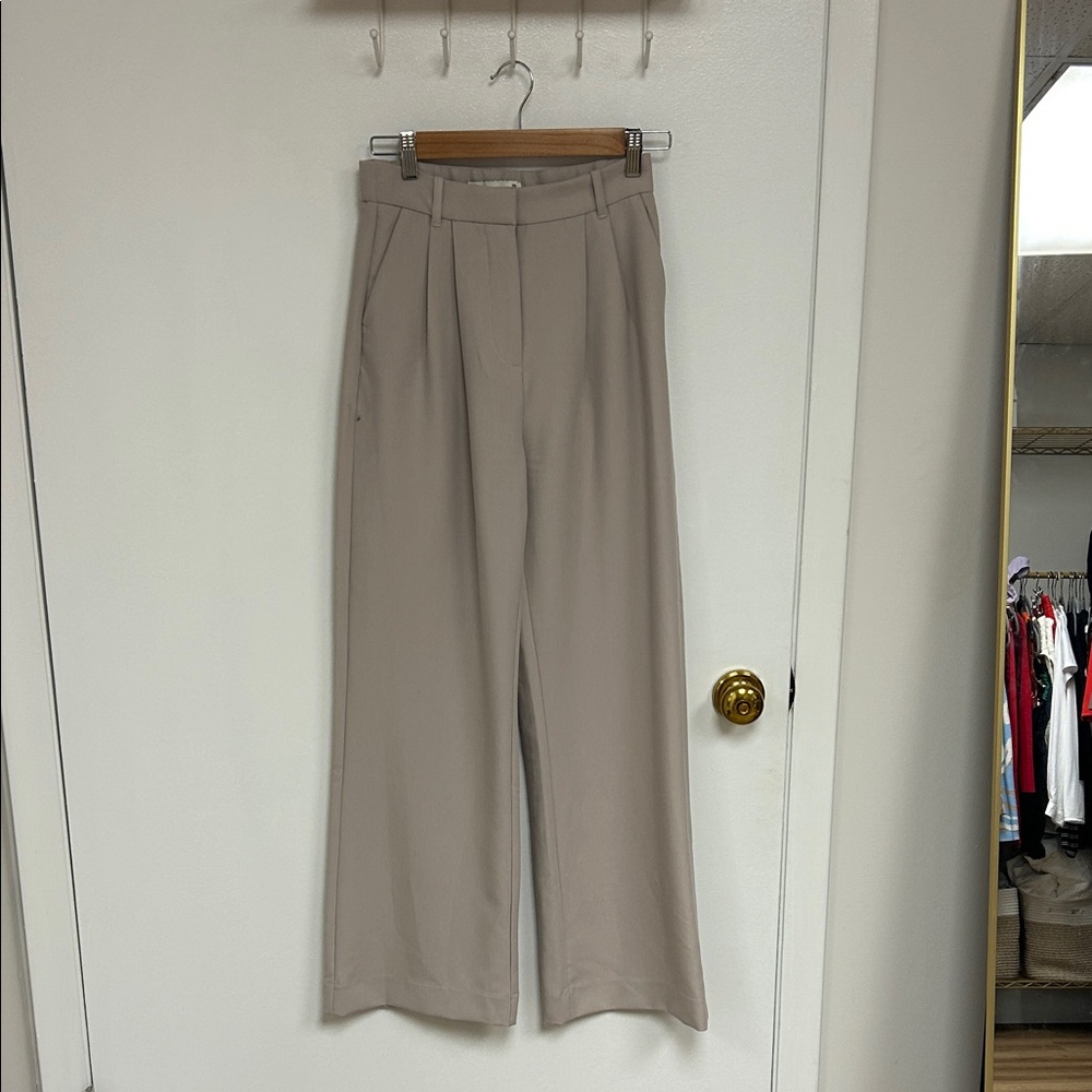 Abercrombie & Fitch Light Taupe High-Waist Pleated Pants Petite Size 25